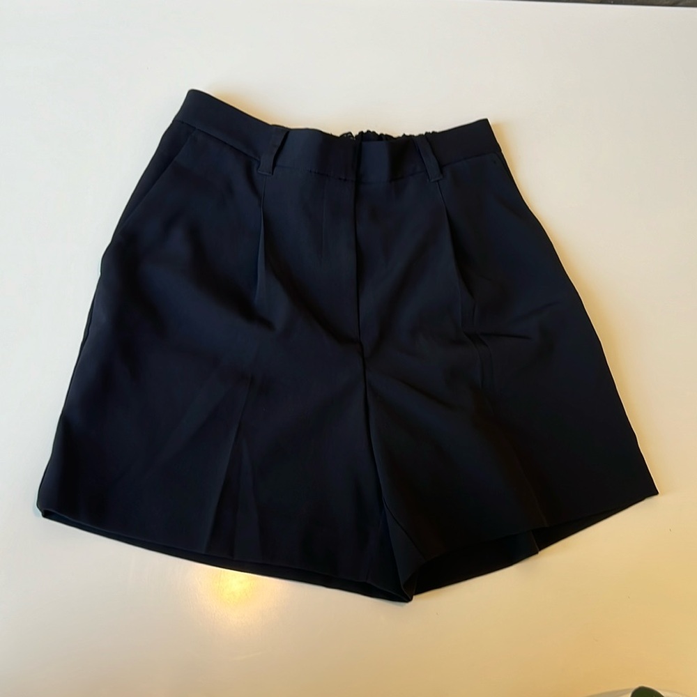 Tahari poly elastase shorts sz 6